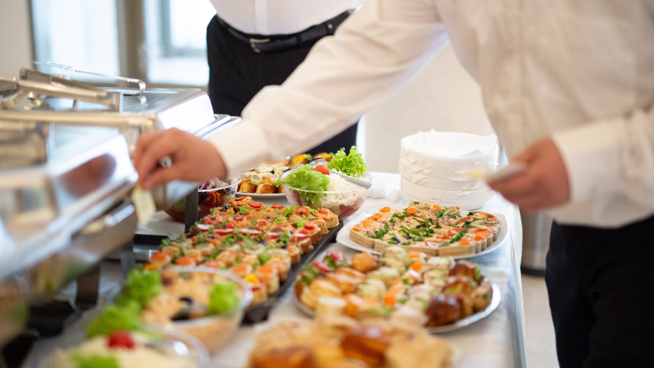 VNV Events: 20 Essential Questions to Ask a Wedding Caterer (Plus a Smart Tasting Strategy)-Portada