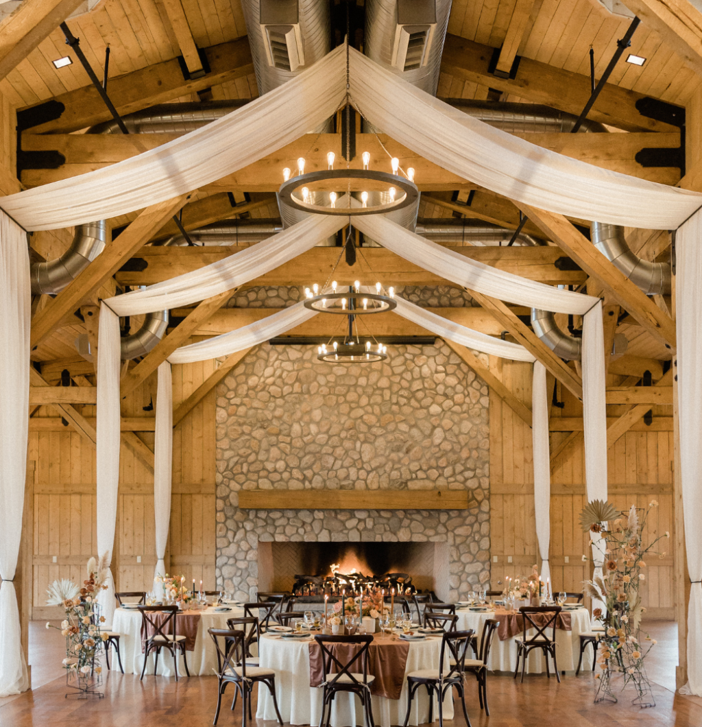 VNV Events-10 Rustic Cabin Wedding Venues Across the U.S.-imagen 4