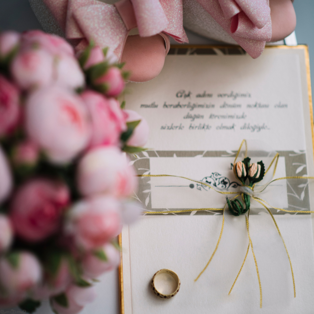 The First Impression: How to Choose the Perfect Wedding Invitations 4